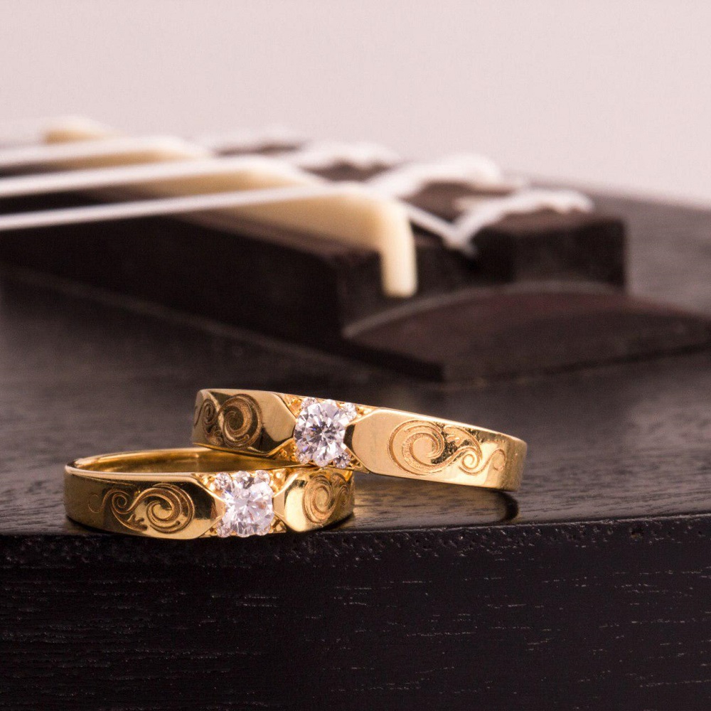 Nhẫn cưới nên mua vàng tây hay vàng ta thích hợp hơn?