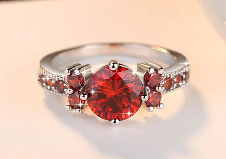 Kim cương màu đỏ được chế tác thành trang sức có giá trị cao.