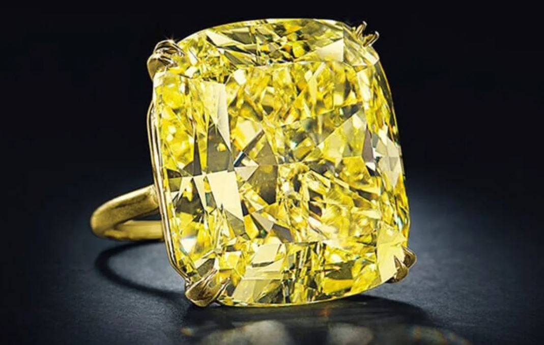 Kim cương vàng là tượng trưng cho sự khởi đầu mới, sự hạnh phúc và yêu thương trong cuộc sống.