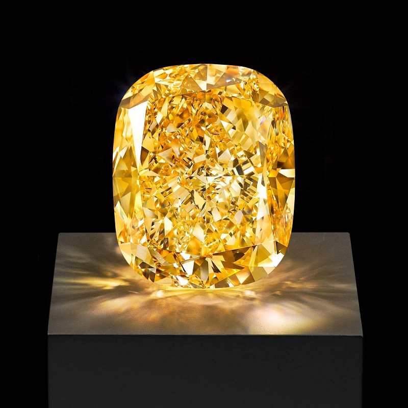 Kim cương vàng được biết đến với tên gọi là Zimmy hay Canary, chúng vô cùng quý hiếm và đắt đỏ.