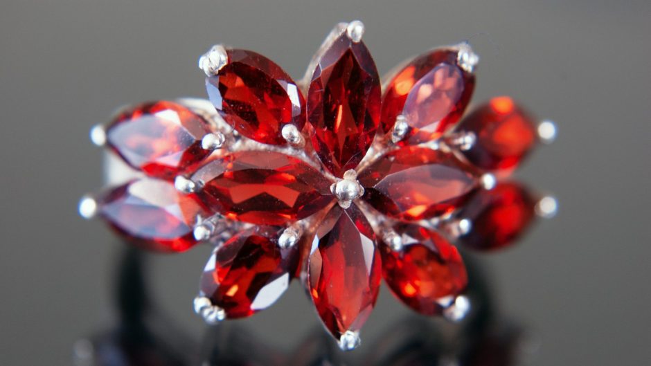 Những viên đá Garnet đỏ cao cấp có giá hàng ngàn USD trên mỗi carat.