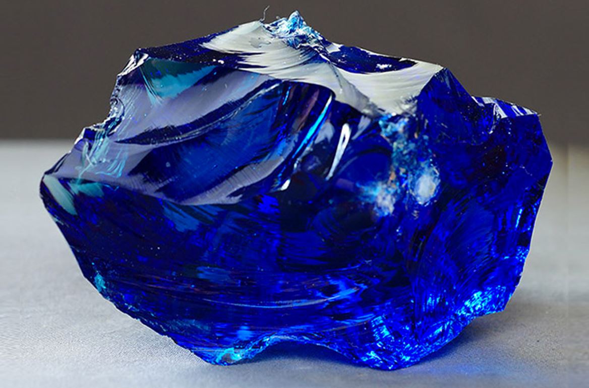 Sapphire được mệnh danh là “viên đá định mệnh”, giúp người đeo nó được an toàn và may mắn.