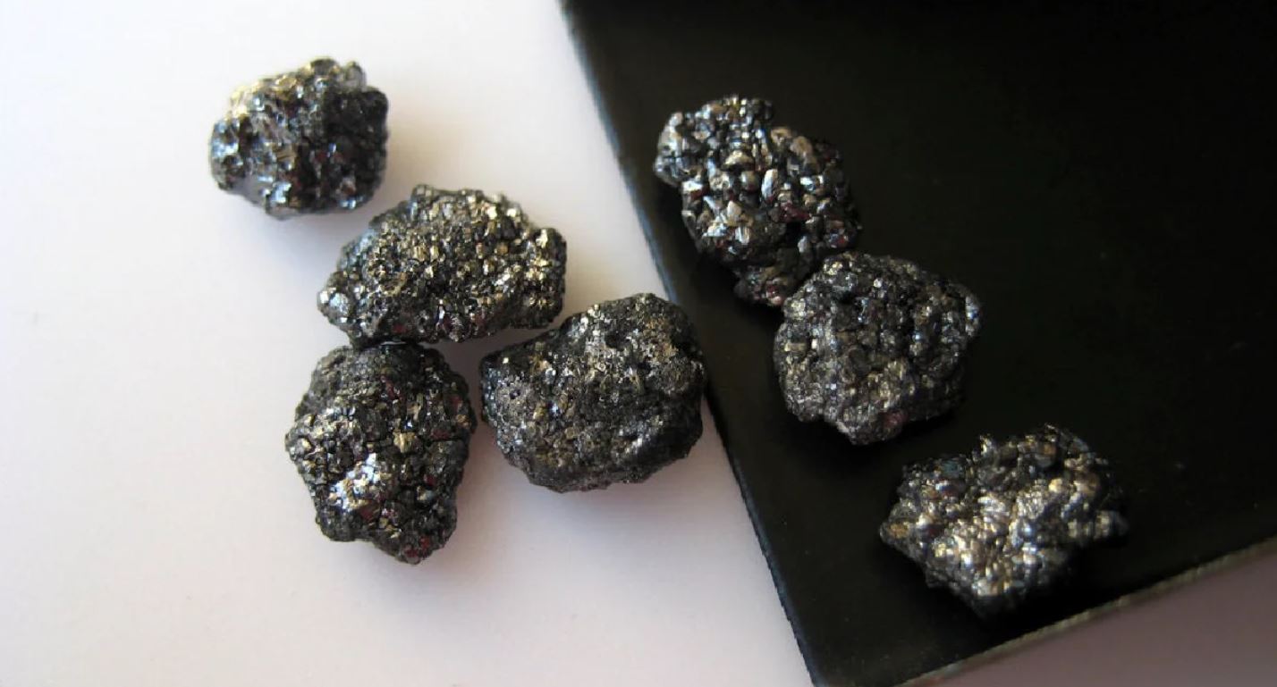 Kim cương đen thô trong tự nhiên